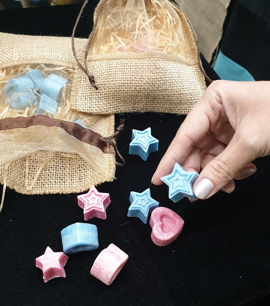 Palm Lights Breezy Birch wax melts fresh herbal scent in star shapes
Palm Lights blue and pink star shaped wax melts in hand