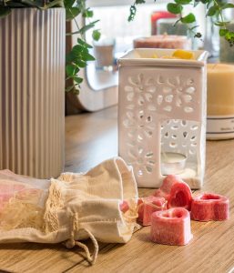 Palm Lights wax melts with ceramic burner and scented wax cubes creating a cozy home fragrance setup